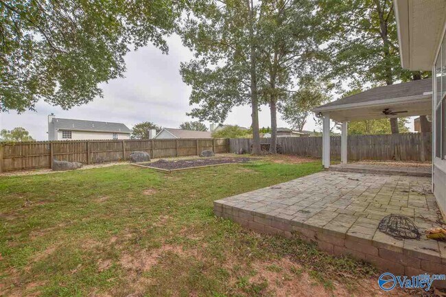 Building Photo - 2542 Bonnie Oaks Dr SW