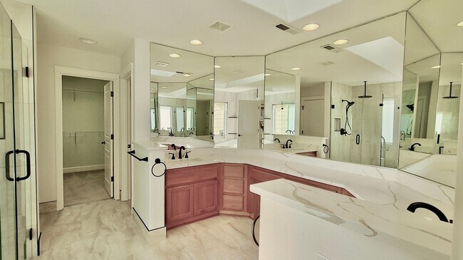 Building Photo - **$1000 OFF FIRST FULL MONTHS RENT**  Gorg...