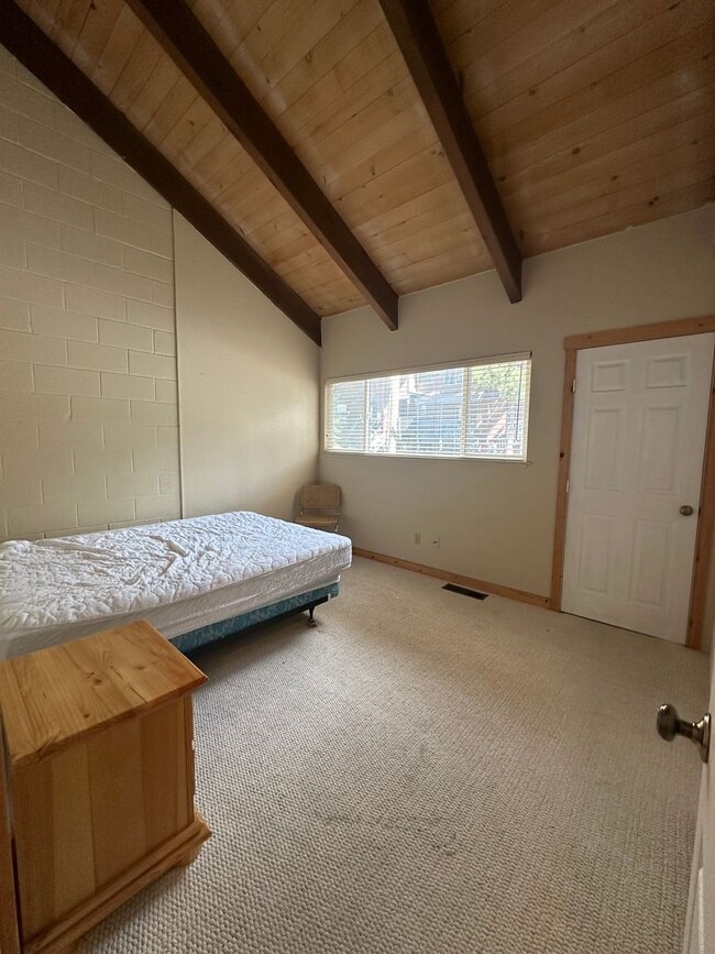 Building Photo - Centrally Located Near Heavenly,  2 bedroo...
