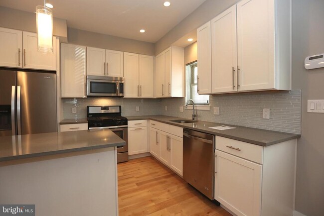 Building Photo - 1106 E Hewson St