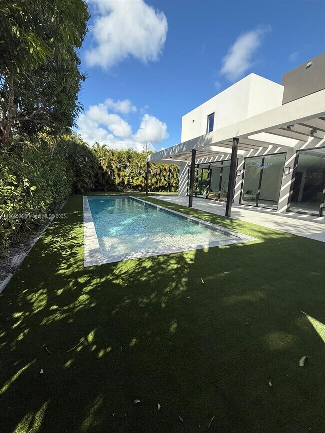 Building Photo - 8000 SW 62nd Ct