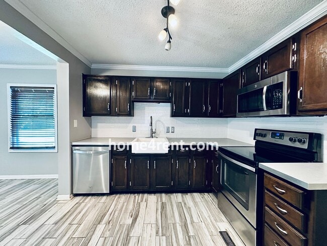 Building Photo - Overland Park Ranch w/ Wood Floors, Update...