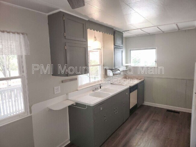 Building Photo - 488 Lake Hosea Dr
