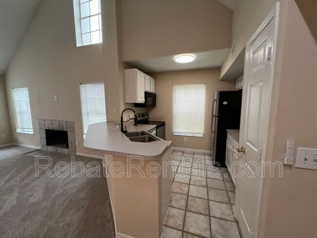 Building Photo - 13700 Richmond Park Dr N