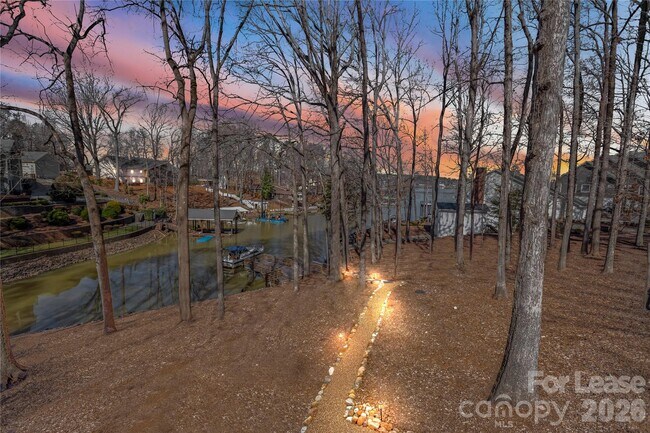 Building Photo - 280 Lakeview Shores Loop