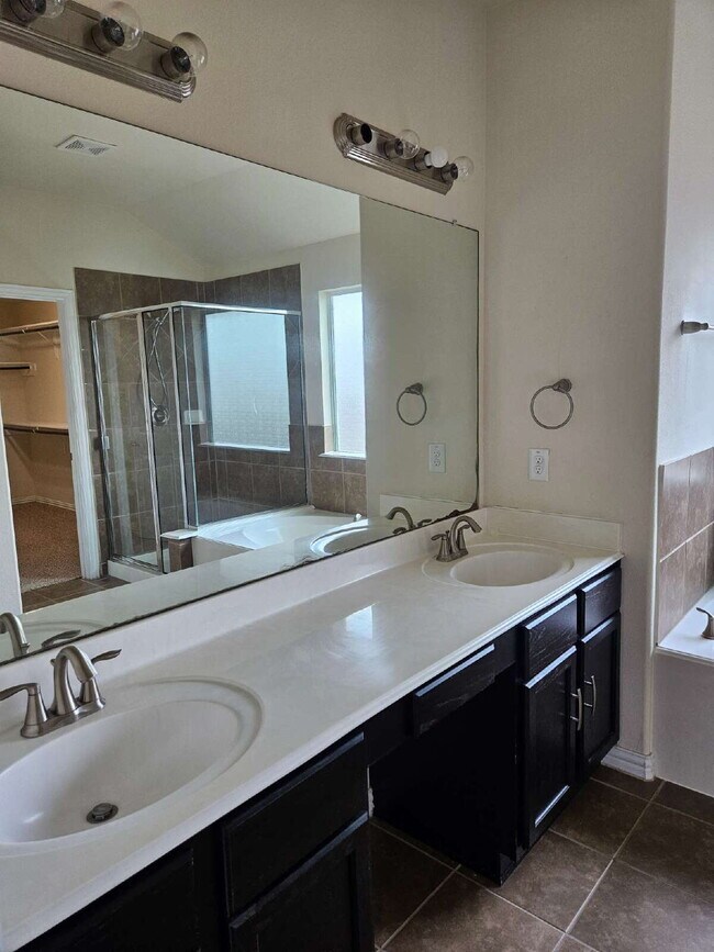 Building Photo - Spacious 4-Bed Home in Friendly Katy Cul-d...