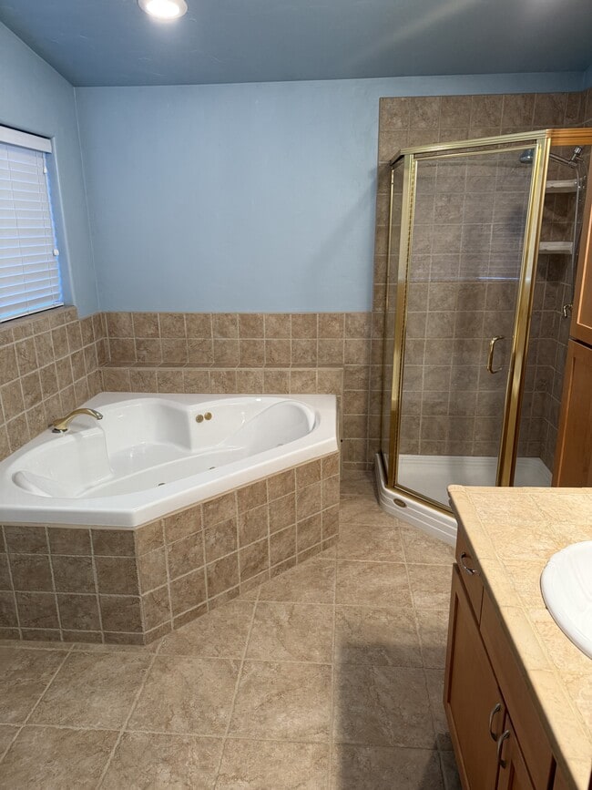 Building Photo - 111 E Driftwood Circle East