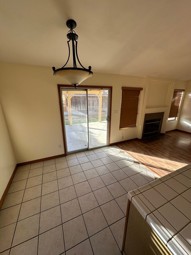 Building Photo - Spacious 5-Bedroom Home in Bakersfield, CA!