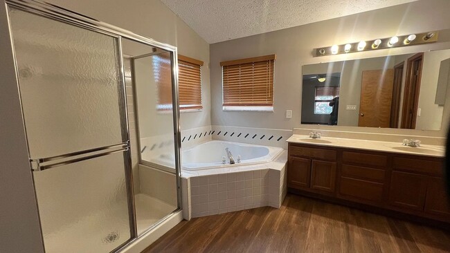 Building Photo - 6752 Riverside Glen Ct