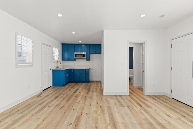 Building Photo - 1208 Daisy Ave