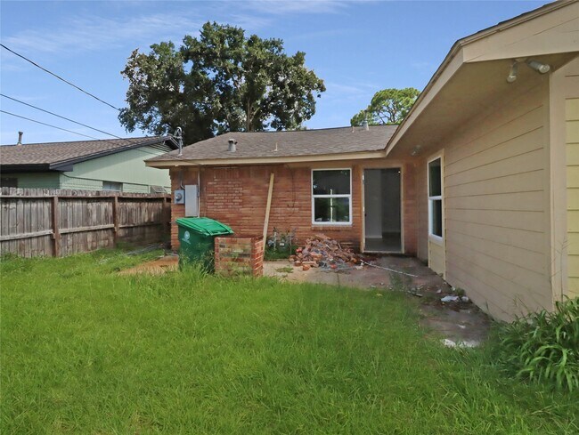 Building Photo - 8711 Shadow Crest St