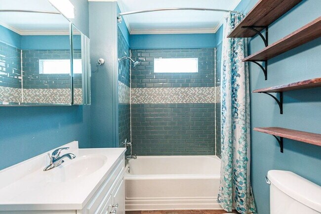 Building Photo - Move In Special!  2 Bedroom Close to Texas...