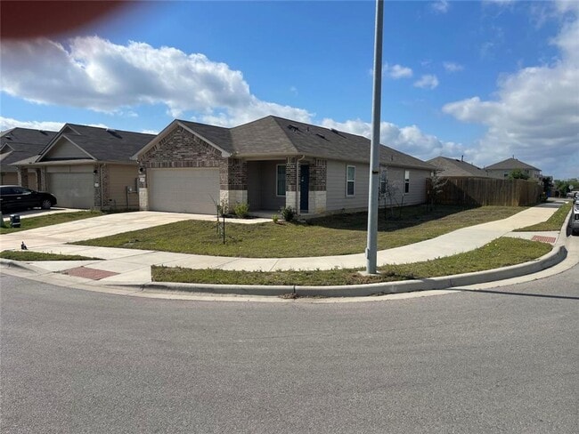 Building Photo - Ranch-style house available in Elgin