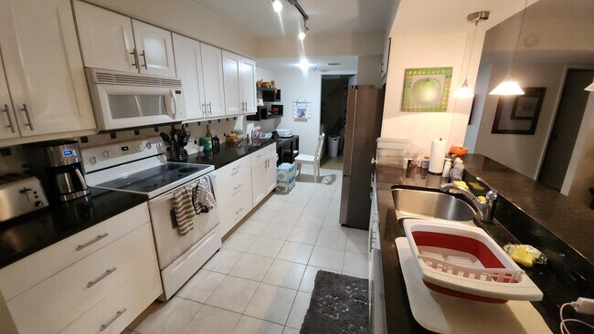 Building Photo - 2025 Lavers Cir