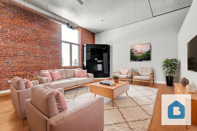Building Photo - One-of-a-Kind Tejon Street Condo in Unbeatable Location! No Utility Setup Required!