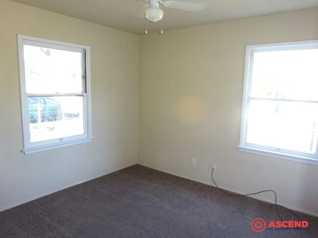 Building Photo - Cute 3 Bedroom Home!