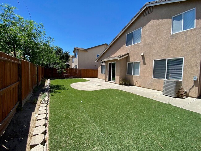 Building Photo - 4 bedroom close to freeway, parks and shopping