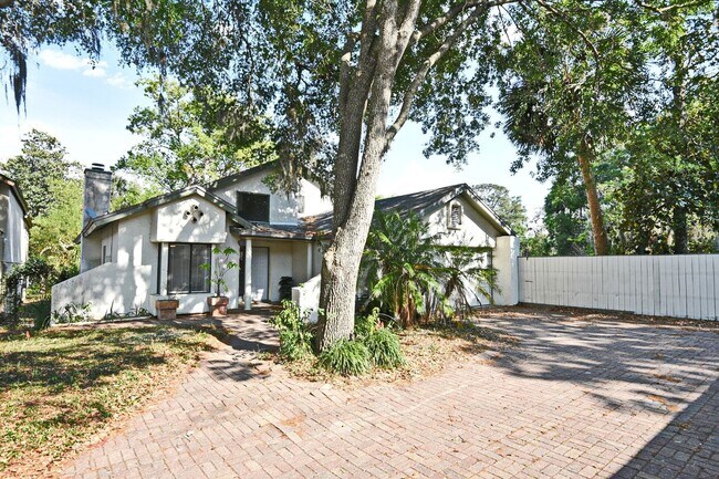Building Photo - 621 Landings Pl