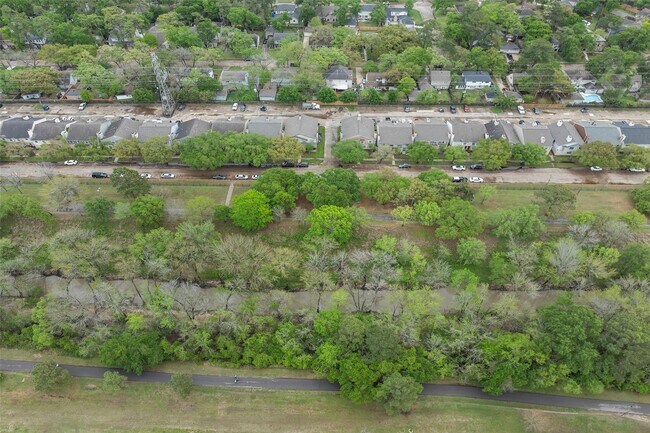 Building Photo - 766 Memorial Mews St