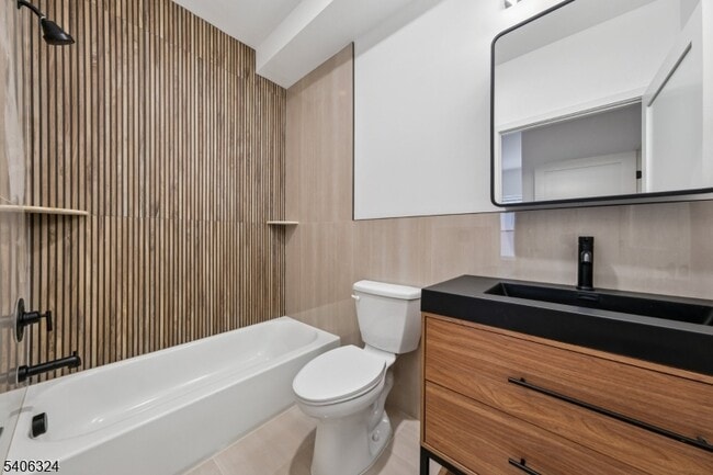 Building Photo - 52 James St