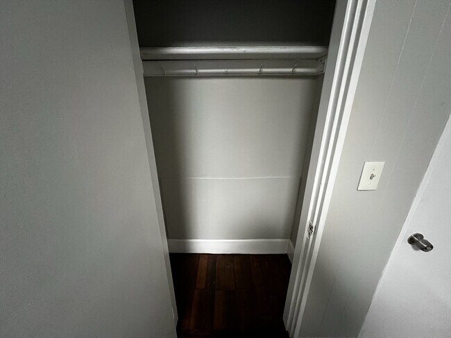 Building Photo - 158 Holland St