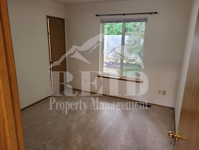 Building Photo - Ridgetop / Island Lake home located in a cul-de-sac