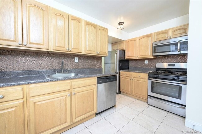 Building Photo - 2 Sadore Ln