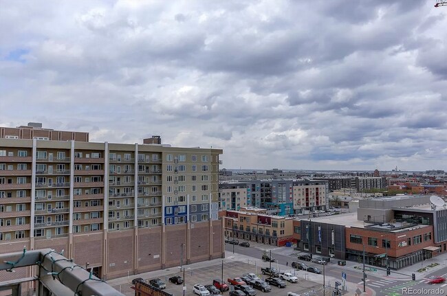 Building Photo - Beautiful and Spacious Loft-Style Condo 1 Bed/1.5 Bath Near Ballpark