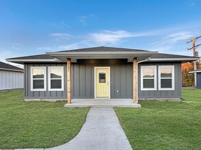 Building Photo - Modern Comfort in a Spacious 2-Bedroom Hom...