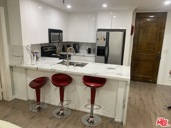 Building Photo - 121 S Hope St