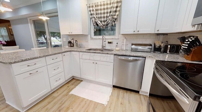 Building Photo - 303 Greenglade Ave