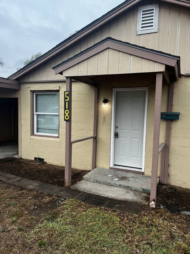Building Photo - 2 Bedroom Single Family