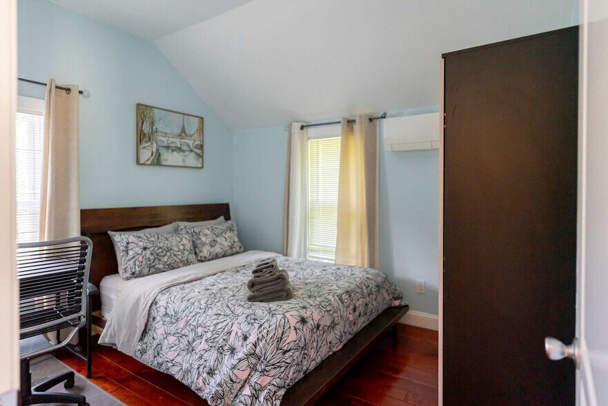 Building Photo - 253 Main St