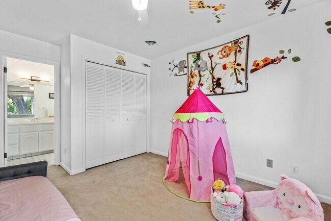 Building Photo - *COMING SOON!* 4 bed/3 bath lake house wit...
