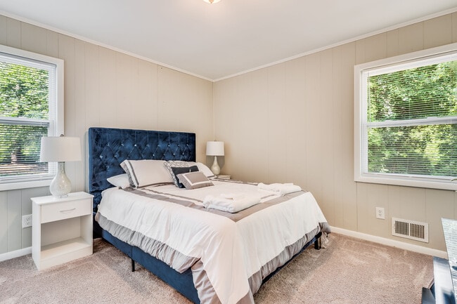 Building Photo - 2265 Columbia Dr