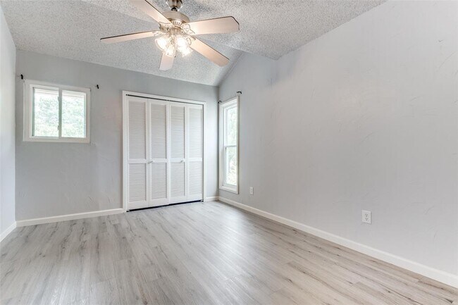 Building Photo - 4 Oakbrook Dr