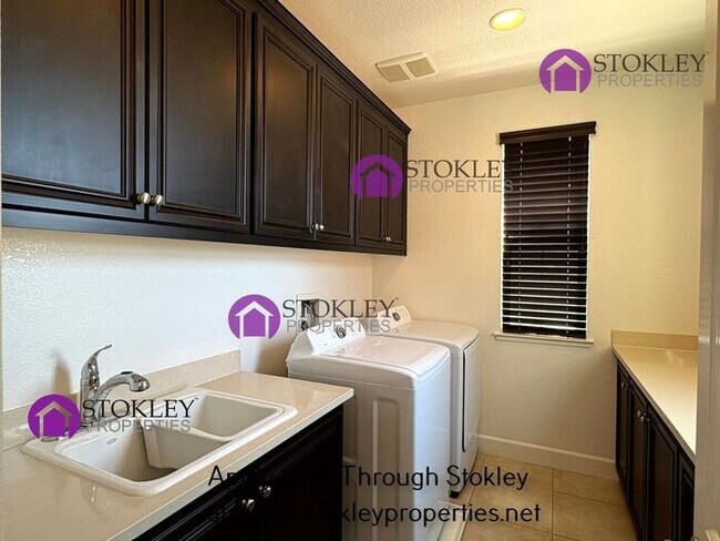 Building Photo - 1836 Porcellano Way