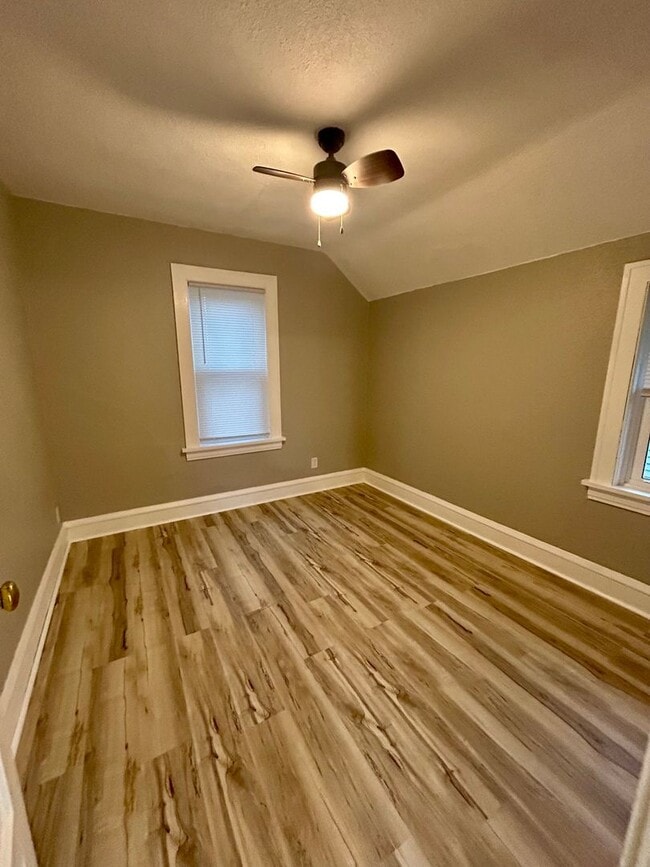 Building Photo - 906 North 6th Ave E