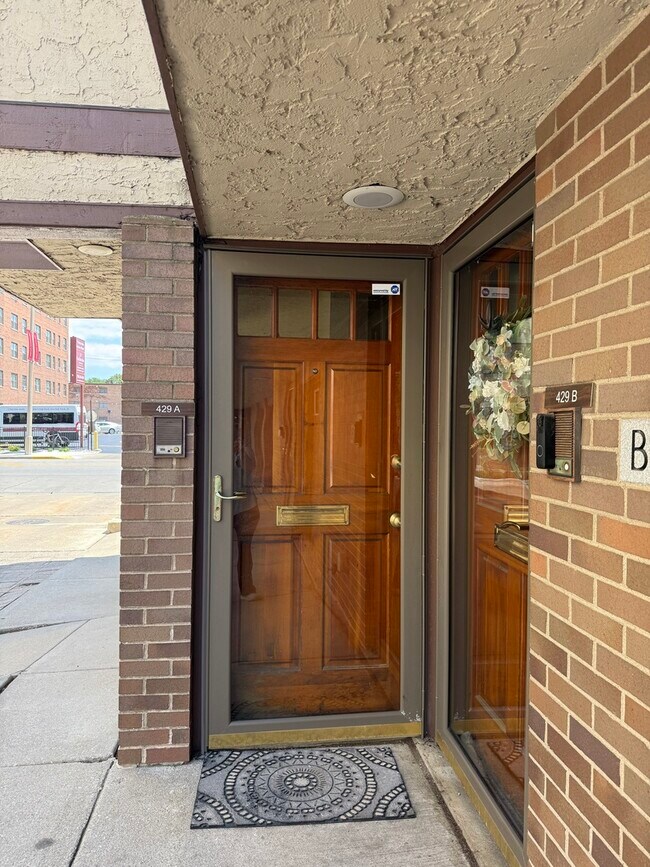 Building Photo - 429 S Oak Park Ave