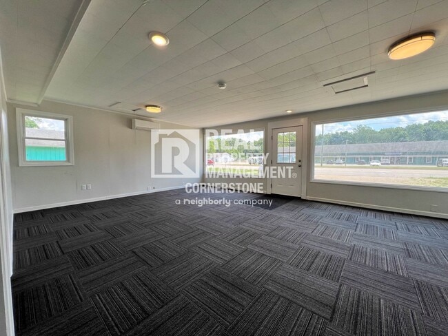 Building Photo - AVAILABLE NOW!! 3 Bedroom Home with Huge Y...