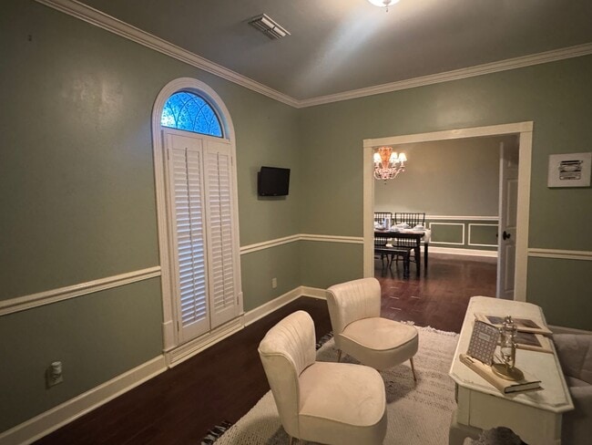Building Photo - Towne Lake Home