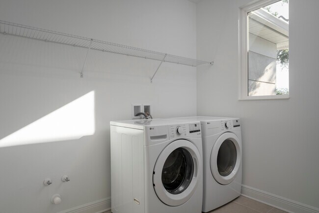 Building Photo - 318 Rafael Blvd NE