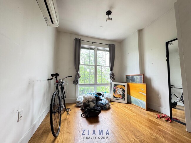 Building Photo - 731 Greene Ave