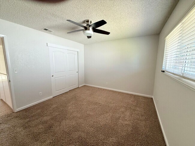 Building Photo - 3-BED 2-BATH WITH SPACIOUS BONUS FAMILY ROOM IN QUIET NEIGHBORHOOD