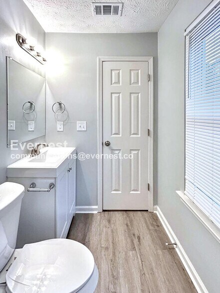 Building Photo - 5772-5773 3 Lakes Dr