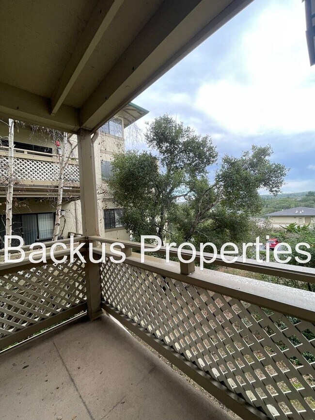 Building Photo - Beautiful two bedroom unit set in hills of Del Rey Oaks