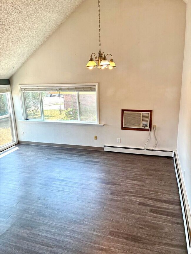 Building Photo - 2 Week Off First Months Rent!!! Recently Upgraded 2 Bedroom Apt Near Horsetooth!