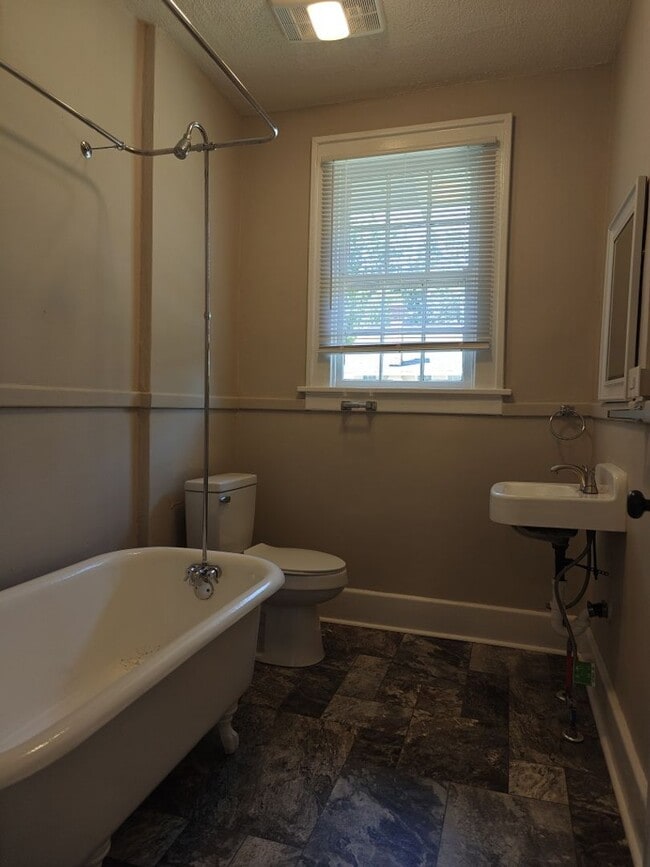 Building Photo - One Month's Free Rent!