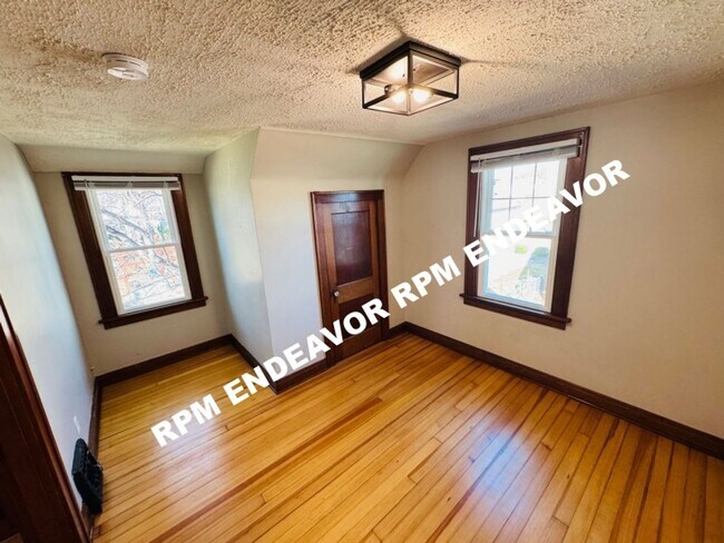 Building Photo - Downtown St. Charles 4BR Home | Walk to Main Street | Garage + Yard