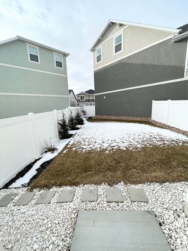 Building Photo - Lovely home for rent in Saratoga Springs.  (Pet Friendly)